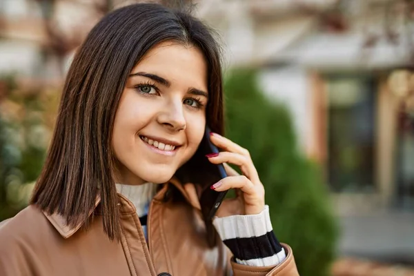 Jong Mooi Brunette Vrouw Glimlachen Gelukkig Buiten Spreken Telefoon — Stockfoto