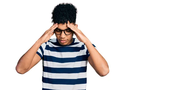 Hombre Afroamericano Joven Que Usa Ropa Casual Gafas Con Mano —  Fotos de Stock