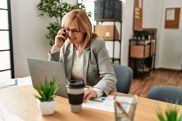 Donna Affari Mezza Età Che Lavora Con Computer Portatile Parla — Foto Stock