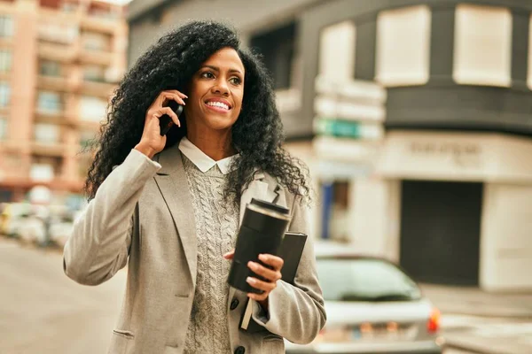 Orta Yaşlı Afro Amerikan Kadını Akıllı Telefondan Konuşuyor Şehirde Kahve — Stok fotoğraf