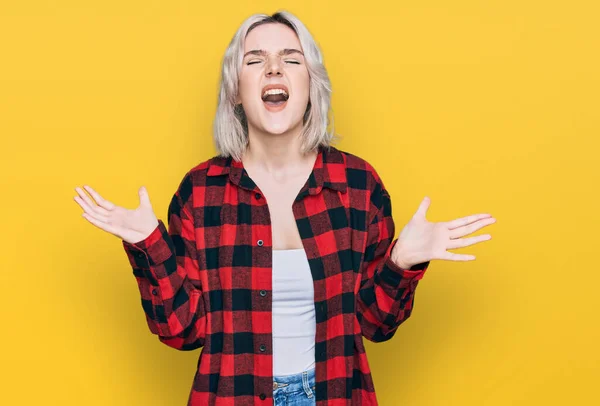 Young Blonde Girl Wearing Casual Clothes Crazy Mad Shouting Yelling — Stock Photo, Image