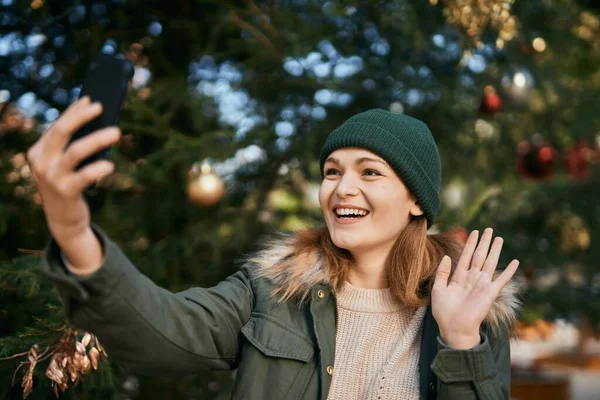 Молодая Кавказка Улыбается Счастливая Делая Видеозвонок Используя Смартфон Парке — стоковое фото