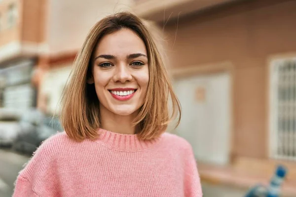 若いです白人の女の子笑顔幸せな立ち位置で街 — ストック写真