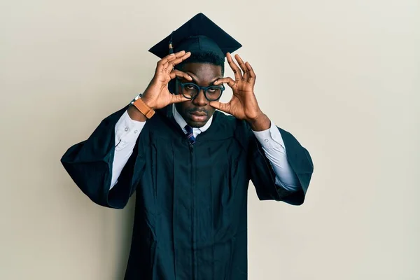 Όμορφος Μαύρος Άντρας Φοράει Καπέλο Αποφοίτησης Και Επίσημη Ρόμπα Προσπαθεί — Φωτογραφία Αρχείου