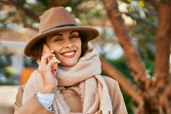 Young Hispanic Woman Wearing Elegant Style Talking Smartphone Park — Stock Photo, Image