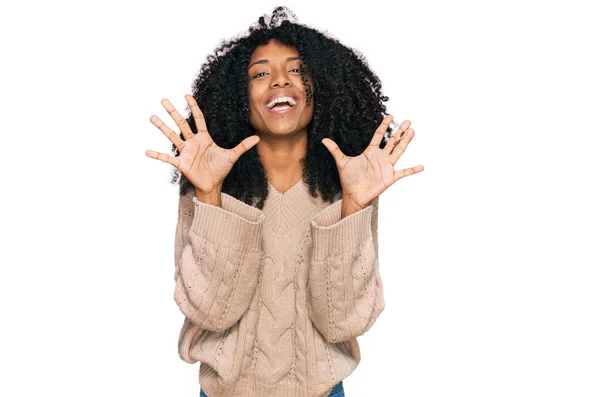 Chica Afroamericana Joven Con Ropa Casual Mostrando Señalando Hacia Arriba —  Fotos de Stock