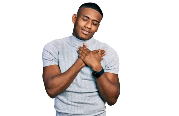 Junger Schwarzer Mann Lässigem Shirt Mit Lächelnden Händen Auf Der — Stockfoto