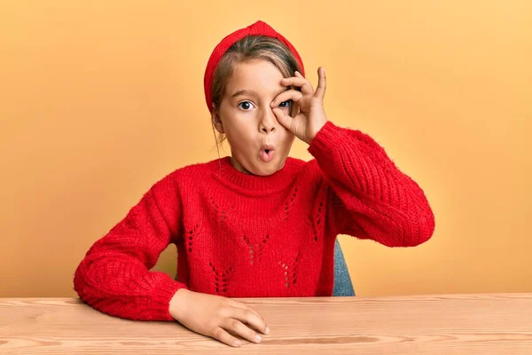 Klein Mooi Meisje Draagt Casual Kleren Zitten Tafel Doen Gebaar — Stockfoto