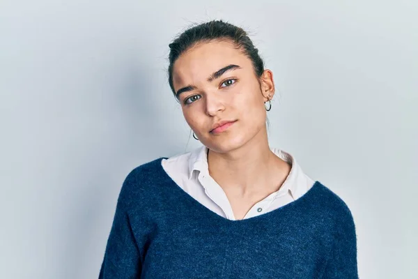 Menina Caucasiana Jovem Vestindo Roupas Casuais Relaxado Com Expressão Séria — Fotografia de Stock