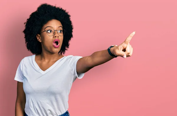 Mladá Afroameričanka Neformální Bílé Tričko Ukazující Prstem Překvapeně Před Sebe — Stock fotografie