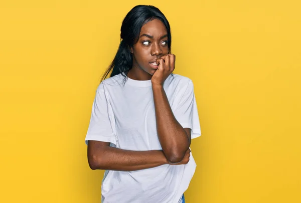 Jeune Femme Afro Américaine Portant Shirt Blanc Décontracté Air Stressé — Photo