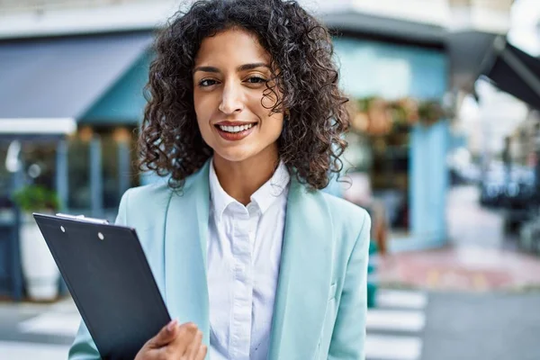 Ung Latinamerikansk Affärskvinna Bär Professionell Ser Leende Säker Staden Håller — Stockfoto