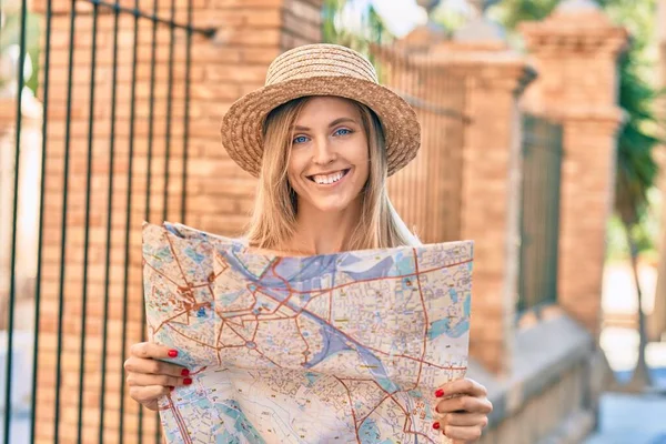 若いですブロンド観光女性身に着けています夏スタイルを探しています都市ルートで地図を使用して通り — ストック写真