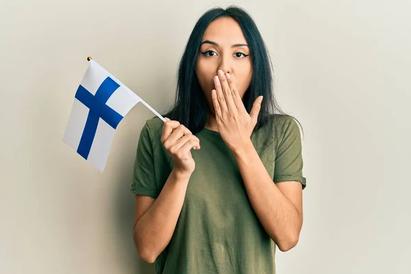 Junges Hispanisches Mädchen Mit Finnischer Flagge Das Den Mund Mit — Stockfoto