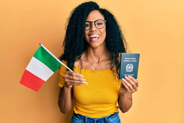 Mulher Afro Americana Meia Idade Segurando Bandeira Itália Passaporte Sorrindo — Fotografia de Stock