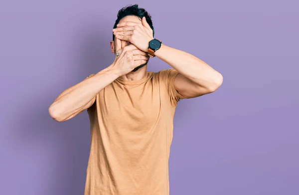 Homem Hispânico Com Barba Vestindo Camiseta Casual Cobrindo Olhos Boca — Fotografia de Stock