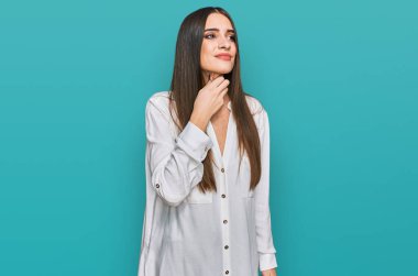 Gayri resmi beyaz gömlek giyen, boynu ağrıyan, boğazı ağrıyan, grip, mantar ve enfeksiyon kapmış güzel bir kadın. 