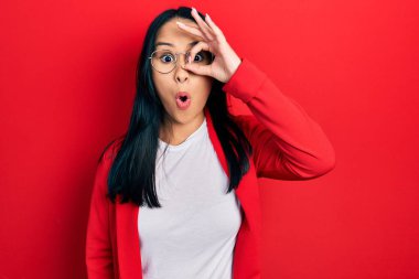 Güzel İspanyol kadın, burun piercingli, sıradan görünümlü ve gözlüklü şaşırmış yüz ifadesiyle şaşırmış, parmaklarından bakan. İnançsız ifade. 