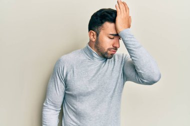 Gündelik giysiler giyen genç İspanyol bir adam hata için el ele tutuşup şaşırdı. Hatayı hatırla. Unuttum, kötü hafıza kavramı. 