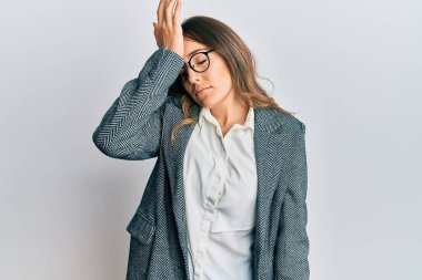 Genç esmer kadın akıllı telefonda konuşurken gergin ve gergin görünüyor. Ağzı tırnak yiyen ellerle. anksiyete. 