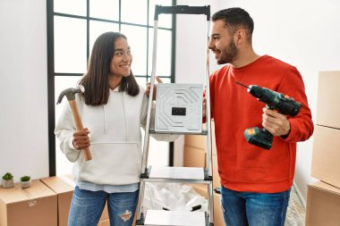 Genç İspanyol çift gülümseyerek mutlu mesut yeni evlerini onarıyor..