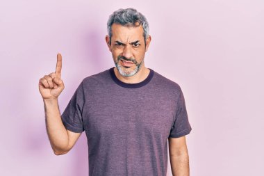 Yakışıklı, orta yaşlı, gri saçlı, işaret parmağı olmayan ve kafası karışmış bir adam. şüphe kavramı. 