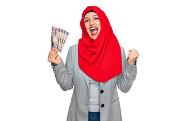 Güzel İspanyol kadın, elinde Japon Yen banknotları ile tesettüre girmiş gururla bağırıyor, zaferi ve başarıyı kutluyor. 