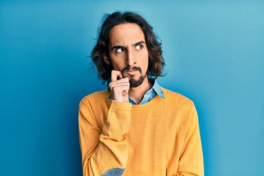 Gündelik kıyafetler giyen genç İspanyol adam şüphe üzerine yoğunlaşmıştı. Parmakları çenesinde ve yukarı bakıyordu. 