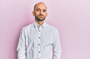 Günlük kıyafetler giyen genç İspanyol adam yüzünde ciddi bir ifadeyle rahatlamış. Basit ve doğal bir şekilde kameraya bakıyorsun.. 