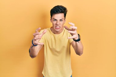 Sarı tişört giyen genç İspanyol adam öfkeyle bağırıyor, elleri boğazlamaya çalışıyor, deli gibi bağırıyor. 