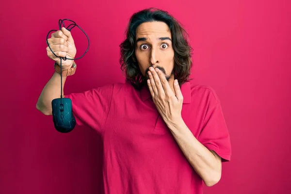 若いヒスパニック系の男は手で口をカバーし マウスのコンピュータを保持し ショックを受け ミスを恐れている 驚きの表情 — ストック写真