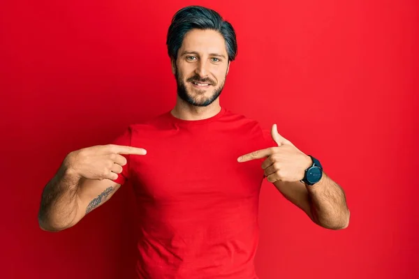 Homem Hispânico Jovem Vestindo Camisa Vermelha Casual Olhando Confiante Com — Fotografia de Stock