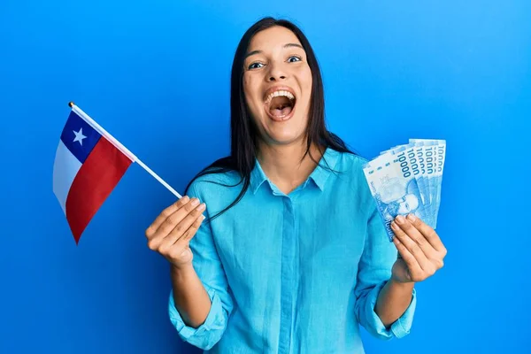 Молодая Латинская Женщина Флагом Чилийского Цвета Чилийскими Песо Банкноты Празднуют — стоковое фото