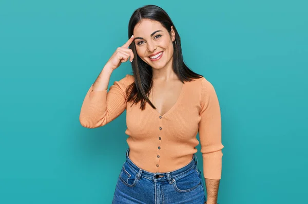 Mujer Hispana Joven Usando Ropa Casual Sonriendo Apuntando Cabeza Con —  Fotos de Stock