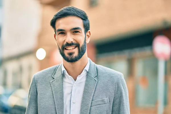 Junger Hispanischer Geschäftsmann Lächelt Glücklich Der Stadt — Stockfoto