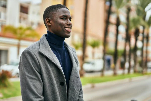 Jeune Homme Afro Américain Souriant Heureux Debout Ville — Photo