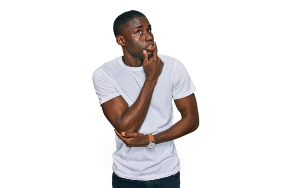 Hombre Afroamericano Joven Vistiendo Camiseta Blanca Casual Pensando Preocupado Por — Foto de Stock