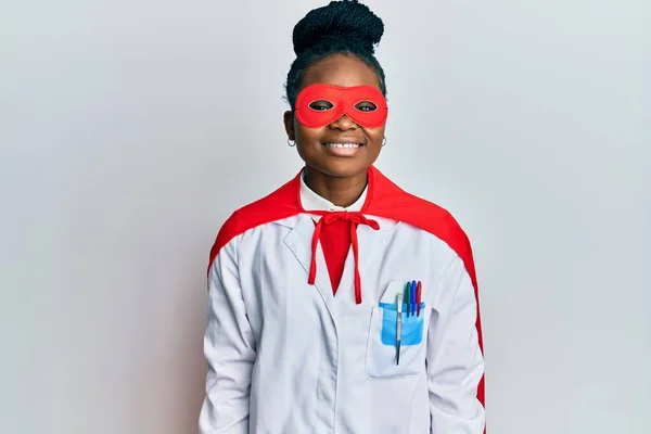 Joven Mujer Afroamericana Vistiendo Uniforme Médico Disfraz Superhéroe Con Una —  Fotos de Stock