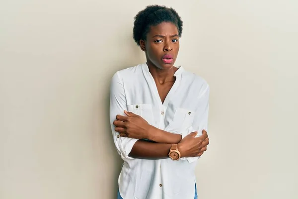 Mladý Africký Americký Dívka Sobě Ležérní Oblečení Třesení Mrazení Pro — Stock fotografie