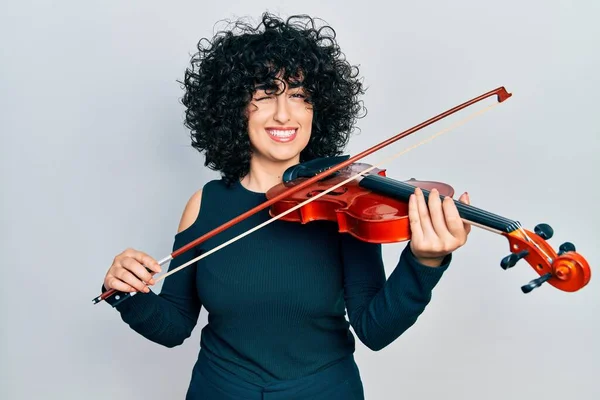 Young Middle East Woman Playing Violin Winking Looking Camera Sexy — Stock Photo, Image