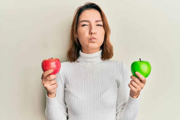 Junge Kaukasische Frau Mit Roten Und Grünen Apfelbäckchen Und Lustigem — Stockfoto