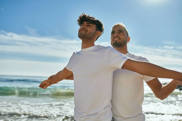 Mladý Gayové Pár Usměvavý Šťastný Dech Pláži — Stock fotografie