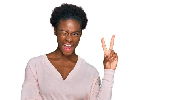 Genç Afro Amerikan Kızı Günlük Kıyafetler Giyip Kameraya Gülümseyen Gülümseyen — Stok fotoğraf