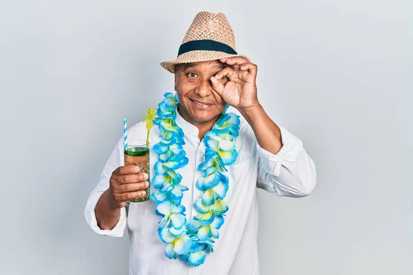 Μεσήλικας Λατίνος Άντρας Που Φοράει Καλοκαιρινό Στυλ Πίνοντας Γυαλί Μοχίτο — Φωτογραφία Αρχείου
