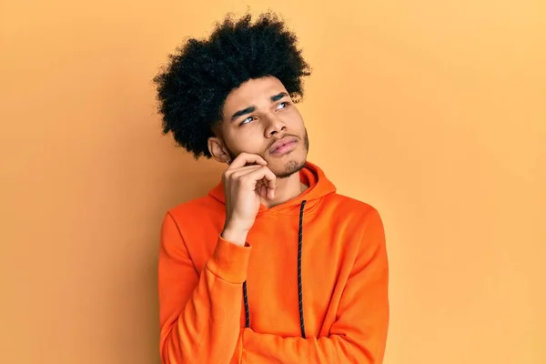Junger Afrikanisch Amerikanischer Mann Mit Afro Haaren Lässigem Sweatshirt Der — Stockfoto