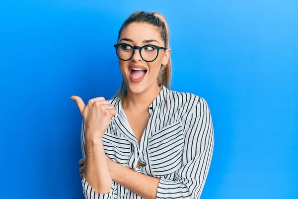 Joven Mujer Caucásica Con Camisa Negocios Gafas Apuntando Pulgar Hacia — Foto de Stock