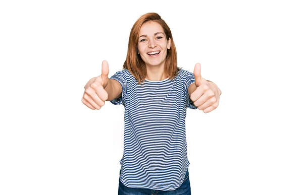 캐주얼 코카서스 여성은 손으로 긍정적 행동을 승인하고 웃으며 성공을 기뻐하고 — 스톡 사진