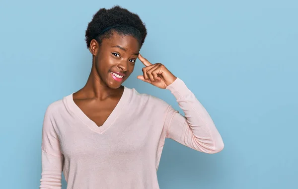 Jovem Afro Americana Vestindo Roupas Casuais Sorrindo Apontando Para Cabeça — Fotografia de Stock