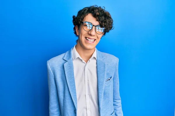 Joven Hispano Con Chaqueta Negocios Gafas Que Lucen Positivas Felices —  Fotos de Stock