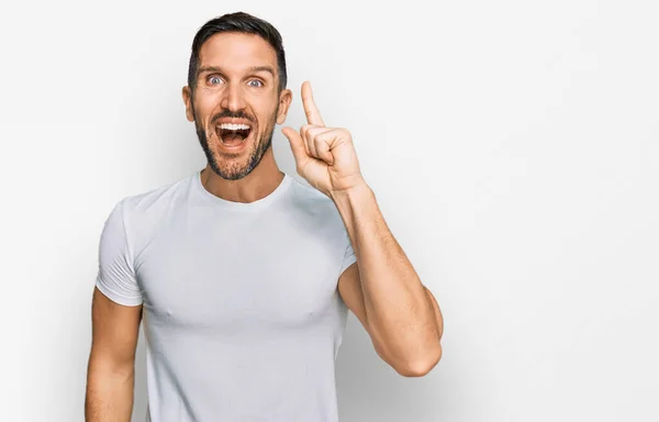 Hombre Guapo Con Barba Llevando Una Camiseta Blanca Casual Apuntando —  Fotos de Stock